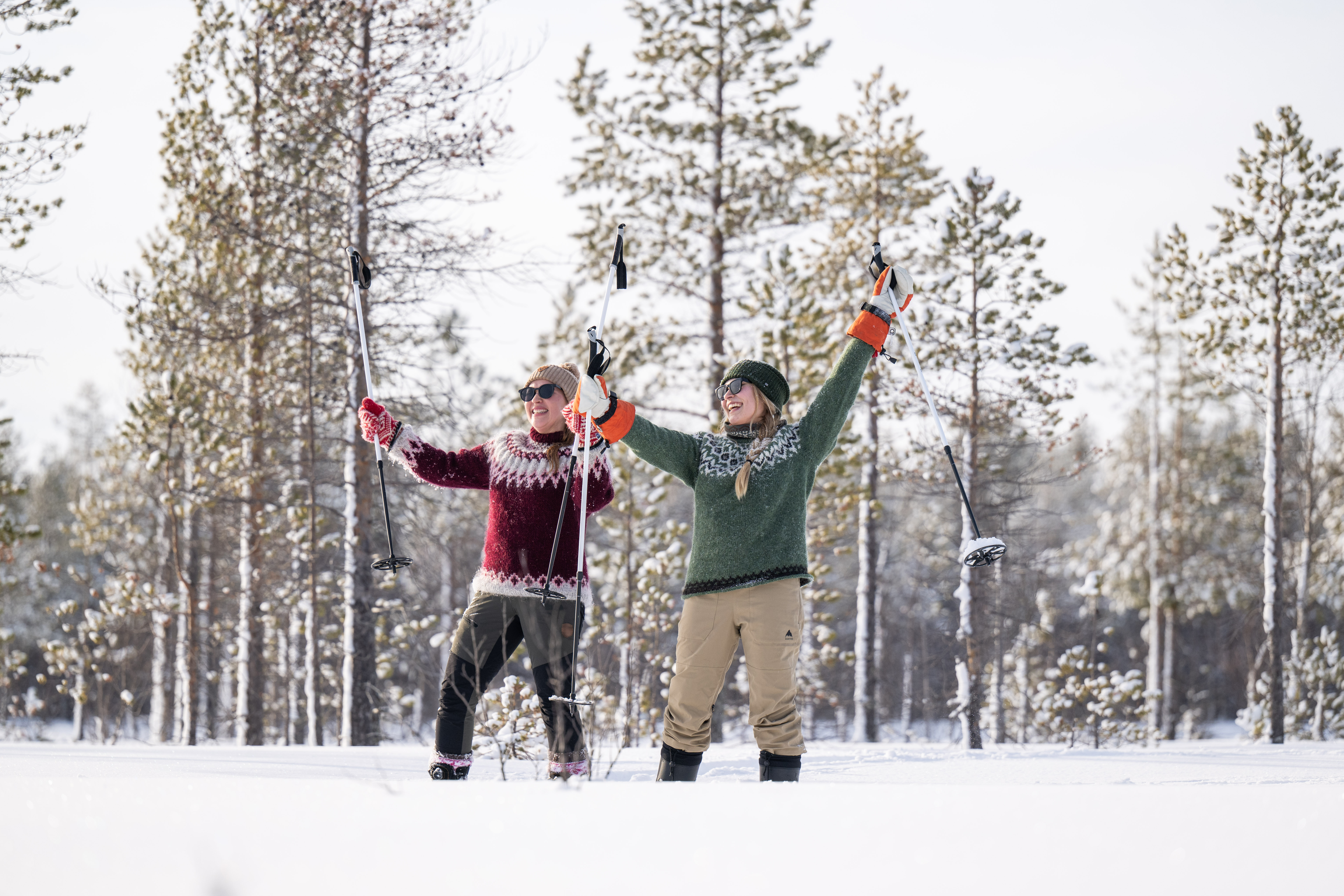 Jenny ja Emma Suomun lumisessa metsässä